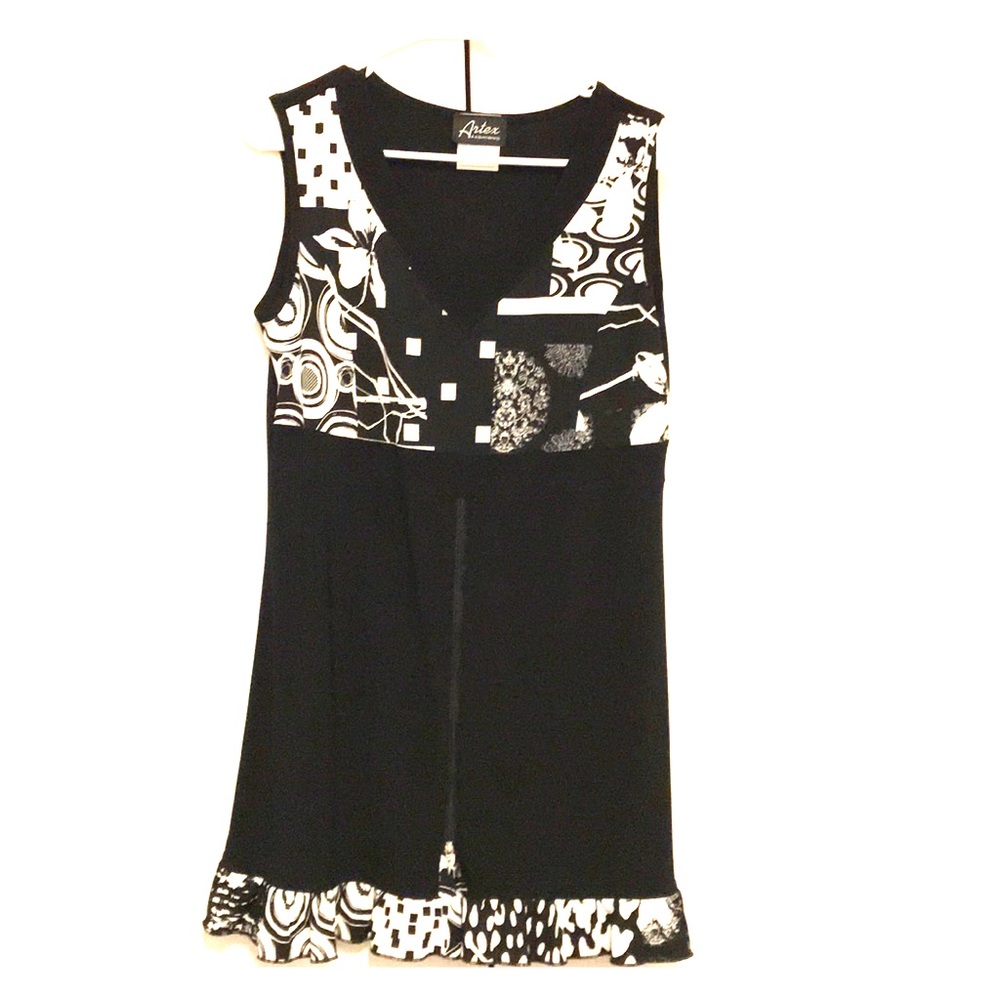 Black and white adorable long top!